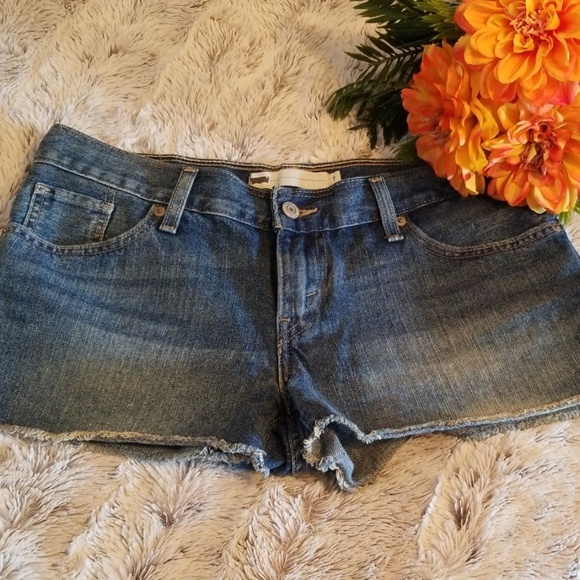 Levi's Pants - 🍑Levi's size 27 short shorts🍑